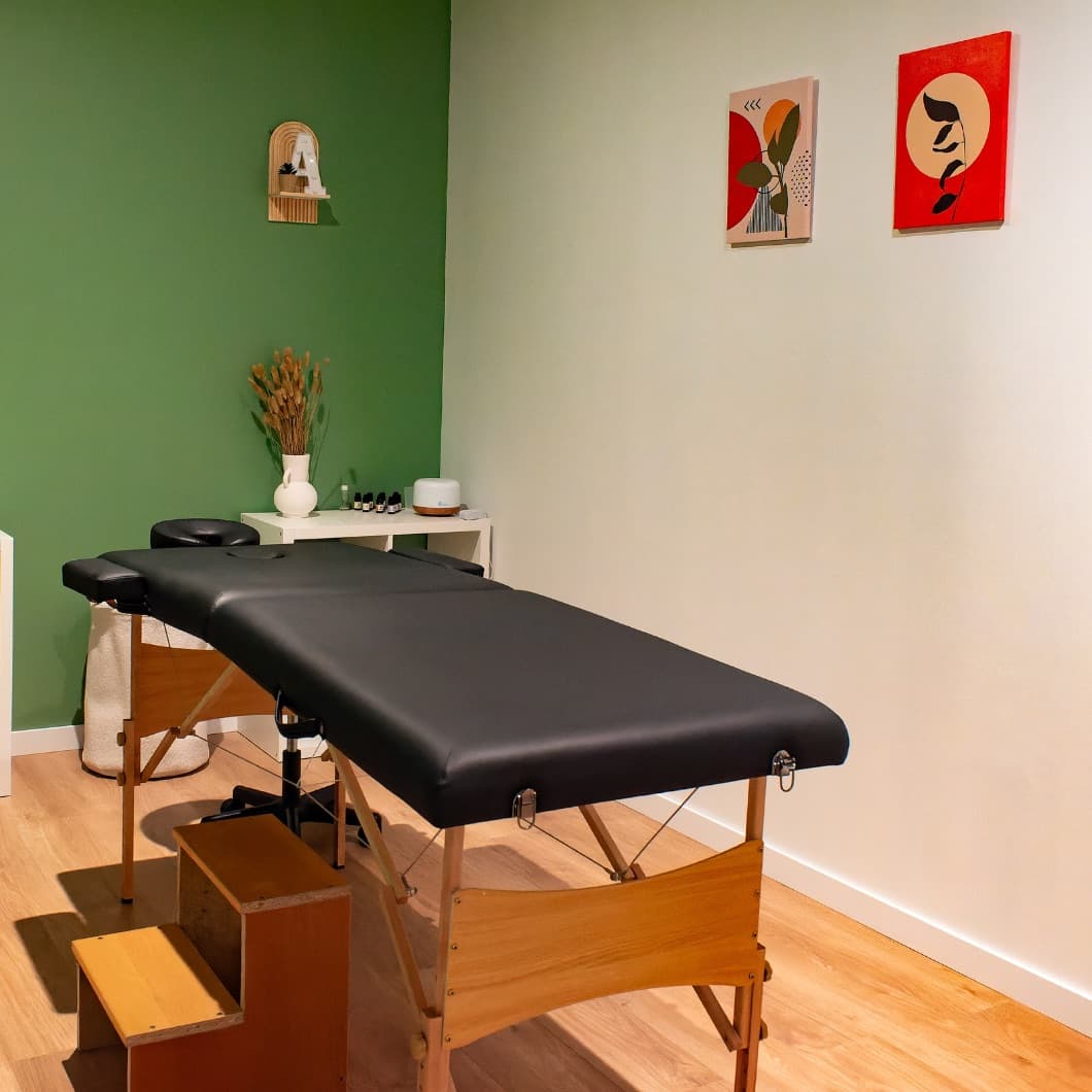 Table de massage dans l'espace dédié du centre AB Sport Santé