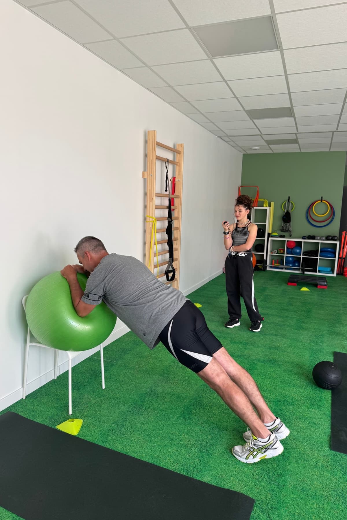 Accompagnement individuel, gainage sur ballon avec la coach
